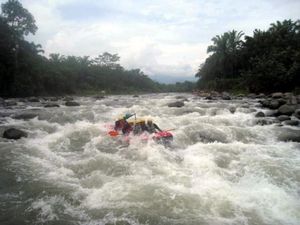Menaklukkan Derasnya Jeram Sungai Bingei yang Menantang