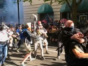 Video Tonjok-tonjokan Kelompok Sayap Kanan dan Anti-Fasis di AS