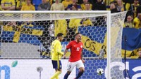 Diposisi kesembilan peringkat FIFA, Chile justru tidak lolos ke Piala Dunia 2018. Nils Petter Nilsson/Ombrello/Getty Images.