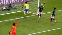 Dari skema serangan balik, Neymar menggiring bola ke sisi kiri kotak penalti Meksiko. Umpan silang mendatar diarahkan kepada Roberto Firmino yang baru masuk di menit ke-86. Tanpa kesulitan bola diceploskan ke dalam gawang yang sudah kosong. REUTERS/David Gray.
