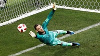 Ignasevich berhasil menaklukkan De Gea. REUTERS/Maxim Shemetov.