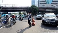 Melihat Pelaksanaan Perluasan Ganjil Genap di Kawasan Slipi