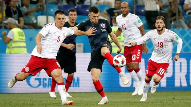 Pemain-pemain Denmark berupaya membatasi pergerakan