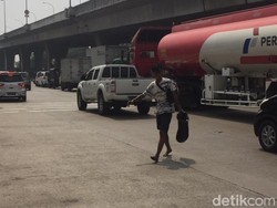Bahaya! Anak-anak di Priok Suka Colong Bensin dari Truk Tangki