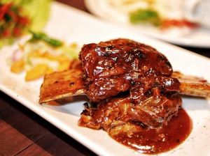 Mantul! Di Sini Ada Iga Bakar Super Empuk Juicy Buat Santap Malam Mantul! Di Sini Ada Iga Bakar Super Empuk Juicy Buat Santap Malam