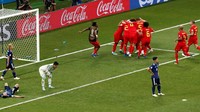 Para pemain Jepang tertunduk lesu, sementara tim Belgia asyik merayakan gol kemenangan di kotak penalti Jepang. (Foto: Reuters)