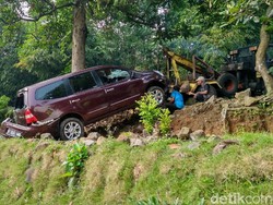 Minibus Berpenumpang 8 Orang Terjun ke Jurang di Ciamis