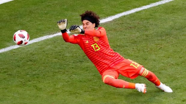 Soccer Football - World Cup - Round of 16 - Brazil vs Mexico - Samara Arena, Samara, Russia - July 2, 2018  Mexico's Guillermo Ochoa makes a save   REUTERS/David Gray