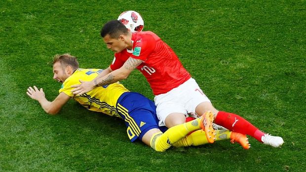Xherdan Shaqiri melakukan tembakan spekulasi. (
