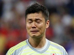 Tangisan kiper Eiji Kawashima. REUTERS/Marko Djurica.
