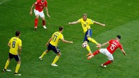 Swedia bermain sangat sabar. Mereka tak terburu-buru untuk melakukan serangan balik saat berhasil merebut penguasaan bola dari pemain Swiss. REUTERS/Jason Cairnduff.