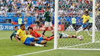 Neymar mencetak gol pertama Brasil pada laga lawan Meksiko. Dia sukses menyambar bola umpan silang Willian di awal babak kedua. REUTERS/Carlos Garcia Rawlins.