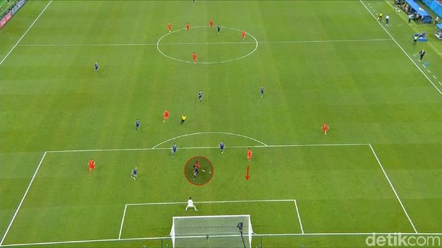 Romelu Lukaku melakukan gerakan menipu di kotak penalti Jepang