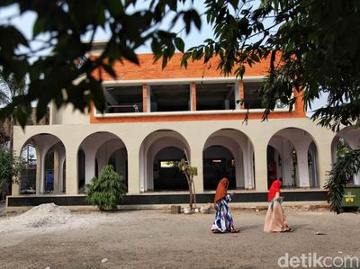 Melihat Makam Mbah Priuk Usai Direnovasi
