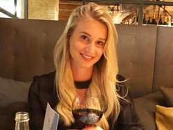 Kiper kedua Inggris, Jack Butland, pintar juga memilih kekasih. Namanya Annabel Peyton. (Foto: dok. Instagram)