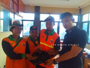 UPK Badan Air Temukan Ratusan Peluru di Kali Sekretaris UPK Badan Air Temukan Ratusan Peluru di Kali Sekretaris