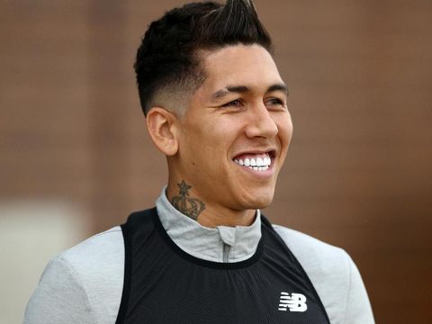 Roberto Firmino memamerkan gigi mengilatnya