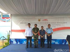 Rini Serahkan Rumah TNI AU yang Kena Proyek Kereta Cepat JKT-BDG Rini Serahkan Rumah TNI AU yang Kena Proyek Kereta Cepat JKT-BDG