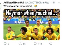 Sekali sentuh, maka jatuhlah Neymar. Begitu kira-kira ejekan buat pemain termahal di dunia itu sepanjang Piala Dunia 2018. (Foto: Twitter @ADDICTED2ManUtd)