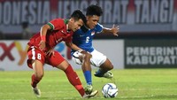 Pesepak bola Indonesia U19 Witan Sulaeman (kiri) berebut bola dengan pesepak bola Singapura U19 Mohamad Hamizan dalam pertandingan sengit yang berakhir 4-0 kemenangan di Timnas Indonesia. ANTARA FOTO/Zabur Karuru