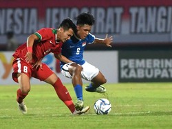 Pesepak bola Indonesia U19 Witan Sulaeman (kiri) berebut bola dengan pesepak bola Singapura U19 Mohamad Hamizan dalam pertandingan sengit yang berakhir 4-0 kemenangan di Timnas Indonesia. ANTARA FOTO/Zabur Karuru