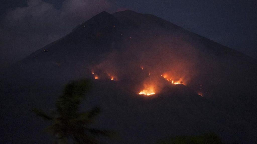 Gunung Agung Erupsi, Lahar Keluar dan Membakar Hutan