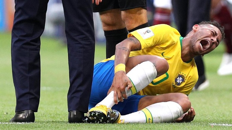 Neymar di Piala Dunia 2018: Nyaris 14 Menit Tergeletak di Lapangan