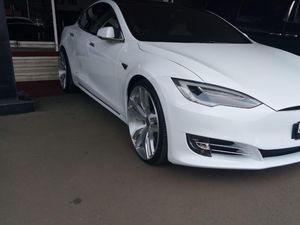 Bamsoet Ngantor Pakai Tesla, Istri dan Anak Pakai SUV Listrik