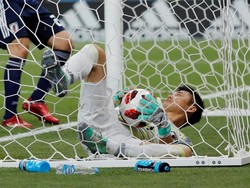 Kiper Jepang Eiji Kawashima memungut bola usai gawangnya dibobol tandukan Jan Vertonghen. REUTERS/Toru Hanai.