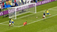 Firmino mampu menyelesaikan umpan dari Neymar. REUTERS/David Gray.