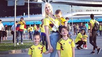 Striker Kolombia, Radamel Falcao, mendapat dukungan penuh dari keluarga. Istrinya, Lorelei Taron, membawa anak-anaknya langsung ke stadion. (Foto: dok. Instagram)