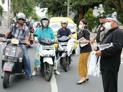 Antisipasi Abu Gunung Agung, Pemkab Banyuwangi Bagi 8 Ribu Masker