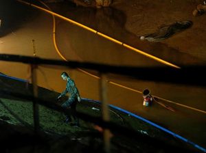 12 Bocah Terjebak di Gua Thailand, Pelatih Minta Maaf ke Orang Tua 12 Bocah Terjebak di Gua Thailand, Pelatih Minta Maaf ke Orang Tua