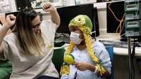 Eliane (16) juga menyaksikan laga tersebut. REUTERS/Nacho Doce.