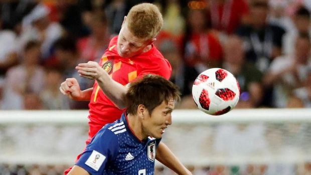 Duel Kevinde Bruyne dan Genki Haraguchi di awal laga Belgia vs Jepang.