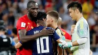 Lukaku menghibur Shinji Kagawa. REUTERS/Toru Hanai.
