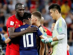 Lukaku menghibur Shinji Kagawa. REUTERS/Toru Hanai.