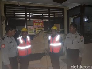 PLN Ponorogo Keluhkan Layang-layang Tersangkut Kabel Listrik PLN Ponorogo Keluhkan Layang-layang Tersangkut Kabel Listrik