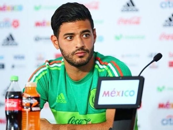 Tak Hanya Keren di Lapangan, Pemain Bola Carlos Vela Juga Keren Saat Kulineran