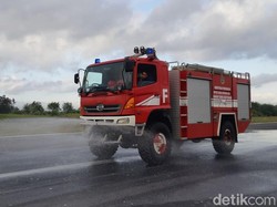 Antisipasi Dibuka Kembali, Runway Bandara Banyuwangi Dibersihkan