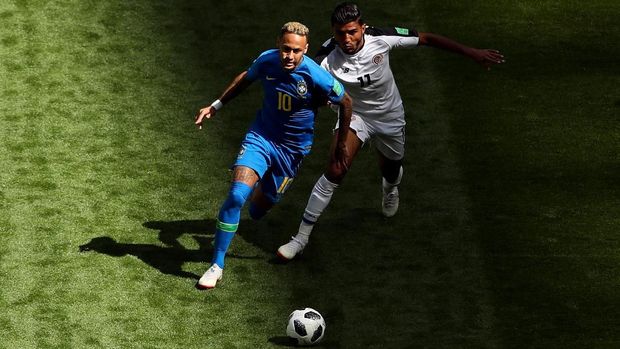 Neymar sempat dikritik karena dianggap meremehkan Kosta Rika di fase grup.