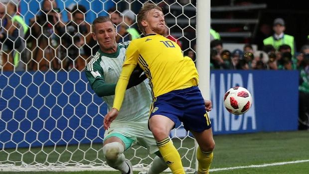 Forsberg turut membantu Swedia dalam bertahan.