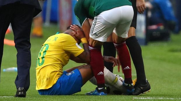 Kaki Miguel Layun mendarat di pergelangan kaki Neymar