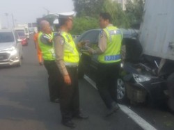 Polisi Amankan Sopir Sedan yang Tabrak Mobil Boks di Tol Cawang