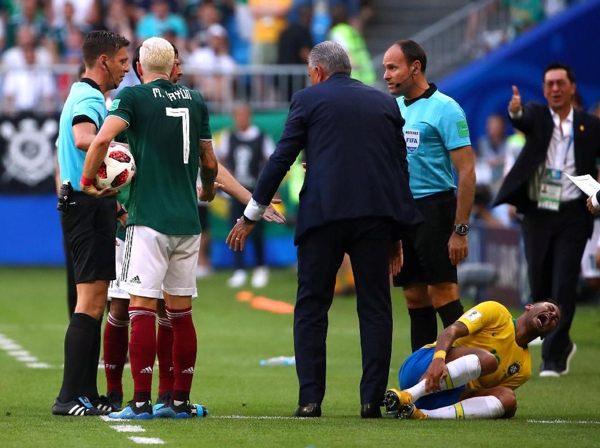 Neymar mengerang kesakitan setelah engkelnya diinjak oleh Miguel Layun (Foto: Michael Dalder/Reuters)