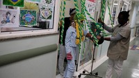 Pihak rumah sakit juga menghias ruang perawatan dengan warna hijau kuning khas Timnas Brasil. REUTERS/Nacho Doce.