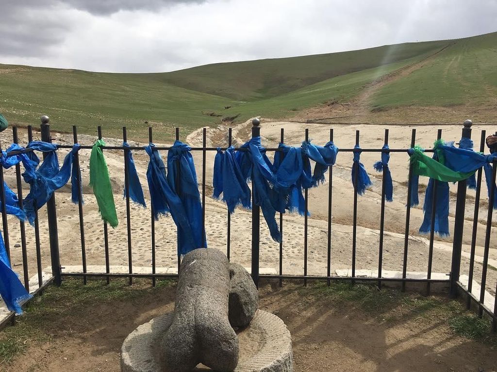 Patung Kemaluan Pria di Mongolia dan Mitosnya