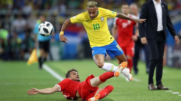 Pemain timnas Brasil Neymar diadang takel keras pemain Serbia, di Spartak Stadium, Moskow, Rusia, 27 Juni.