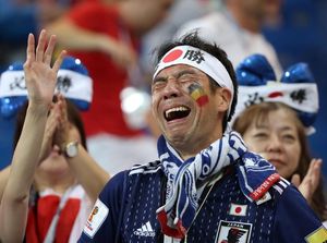 Fans Jepang: Kecewa Hasil Boleh, Bersih-Bersih Stadion Jalan Terus