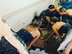 Viral, Aksi Balerina Rusia Rela Bungkuk Demi Nonton Piala Dunia di Layar HP